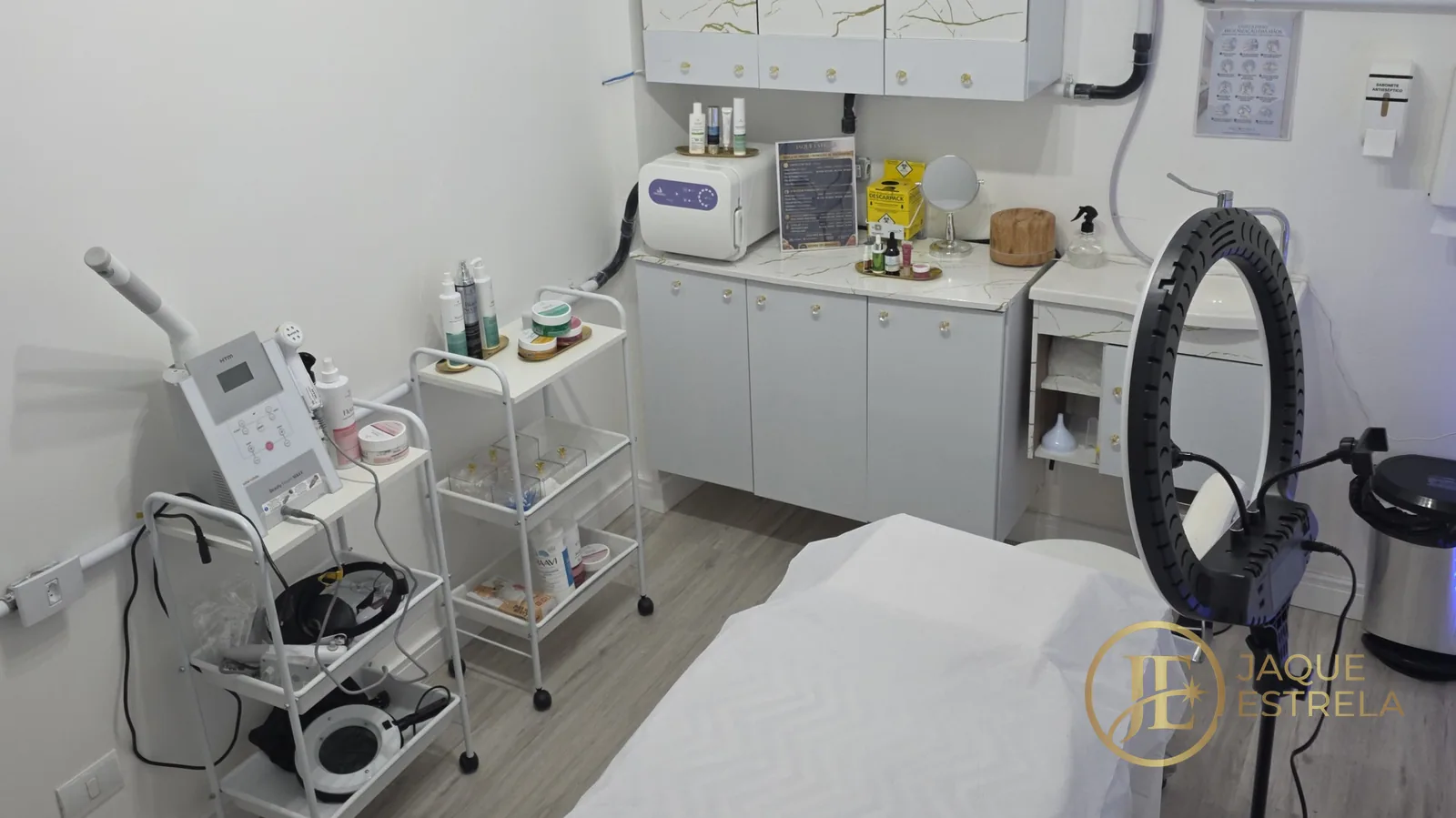 A sala de atendimento real do estúdio: bancada organizada e materiais preparados