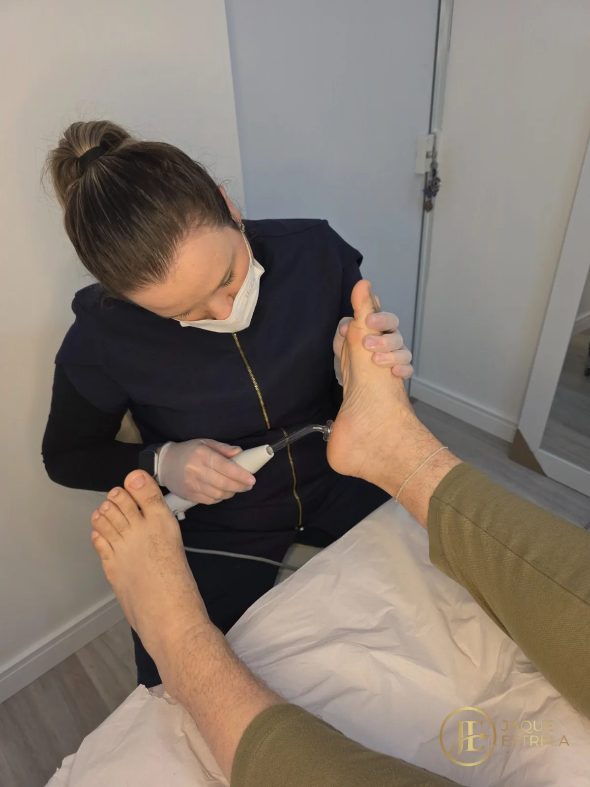 Jaque cuidando dos pés no Spa Pés & Pernas
