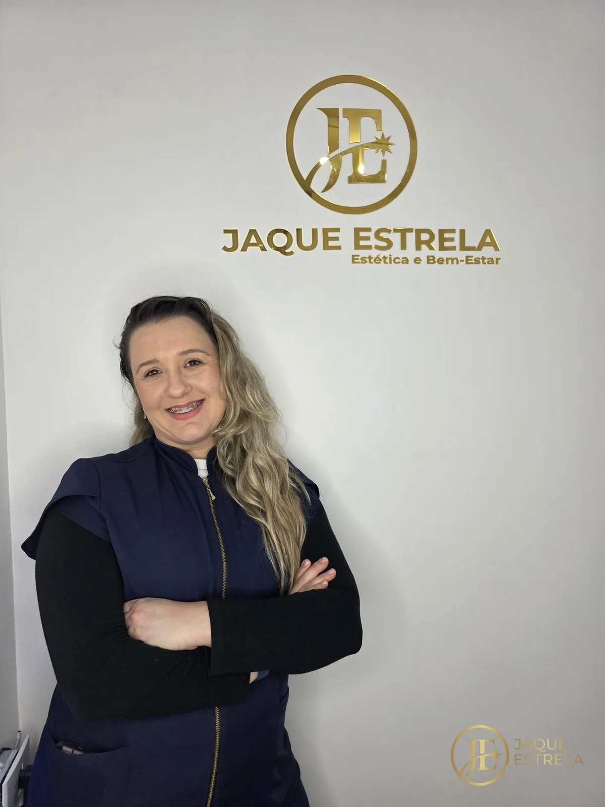 Jaqueline Estrela, esteticista profissional, no estúdio Jaque Estrela