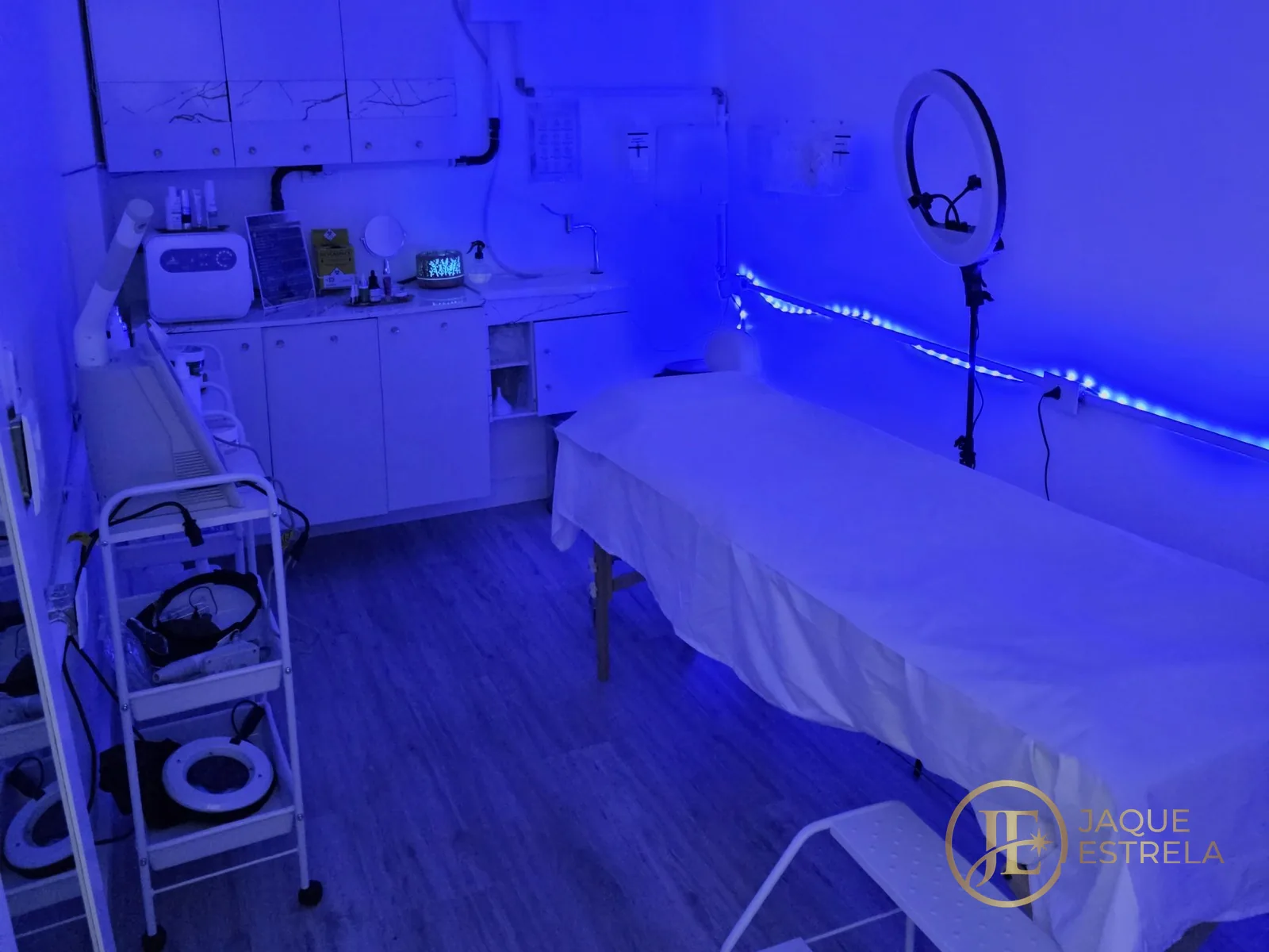 Nossa sala de verdade em clima de relaxamento, com luz azul suave
