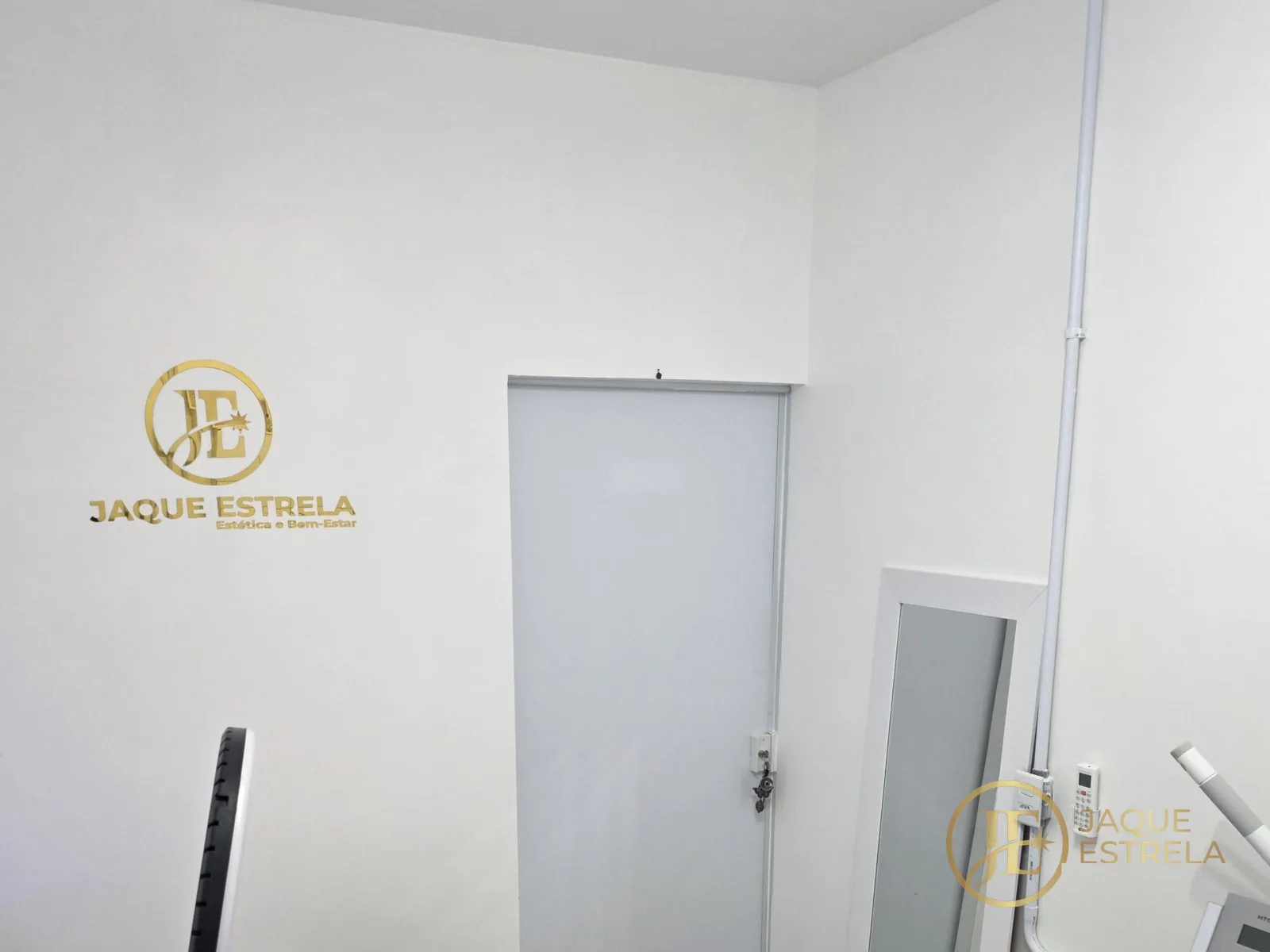 Nossa sala de verdade: a parede com o logo dourado Jaque Estrela