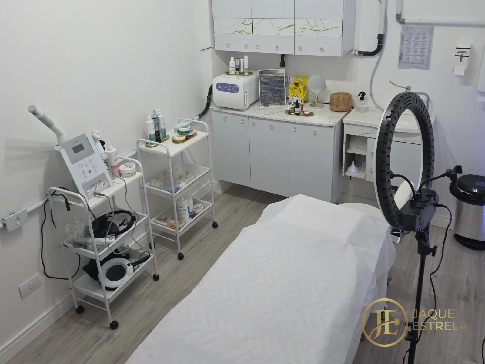 Nossa sala de verdade: bancada organizada, vapor de ozônio e materiais preparados