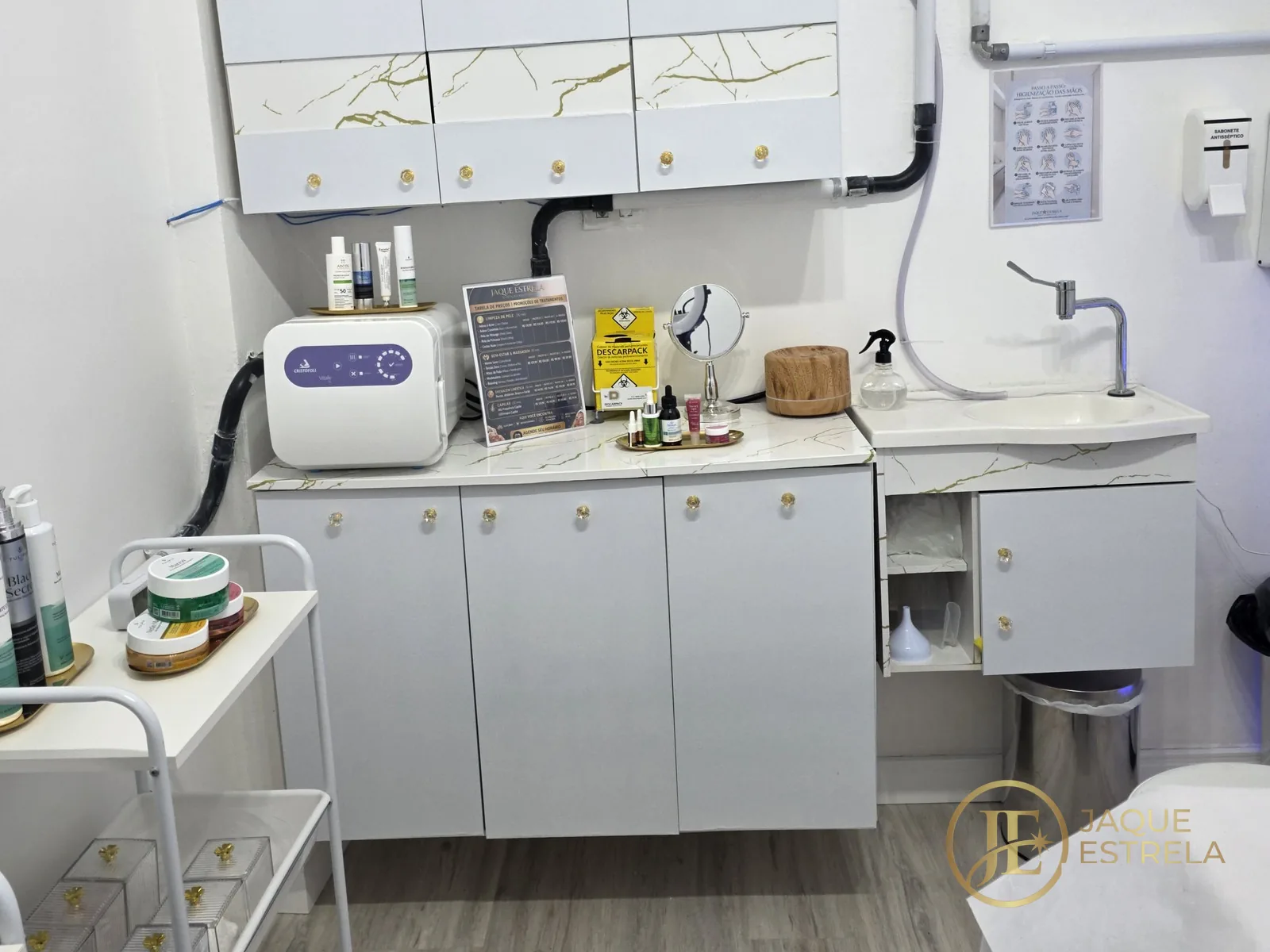 Nossa sala de verdade: bancada de higienização com certificados e materiais descartáveis