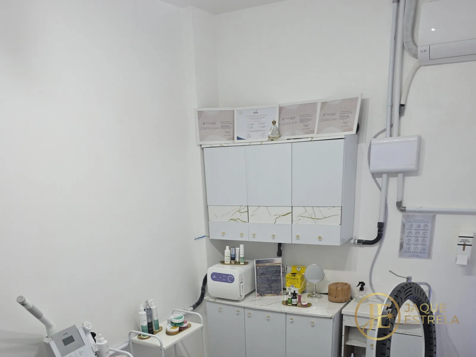 Nossa sala de verdade: armários organizados e certificados na parede