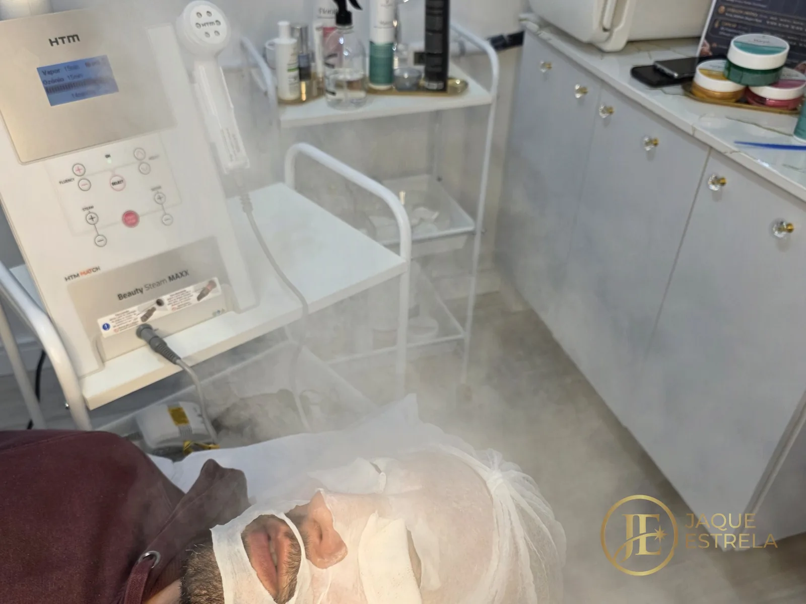 Limpeza de pele real no estúdio, com vapor de ozônio e máscara de proteção