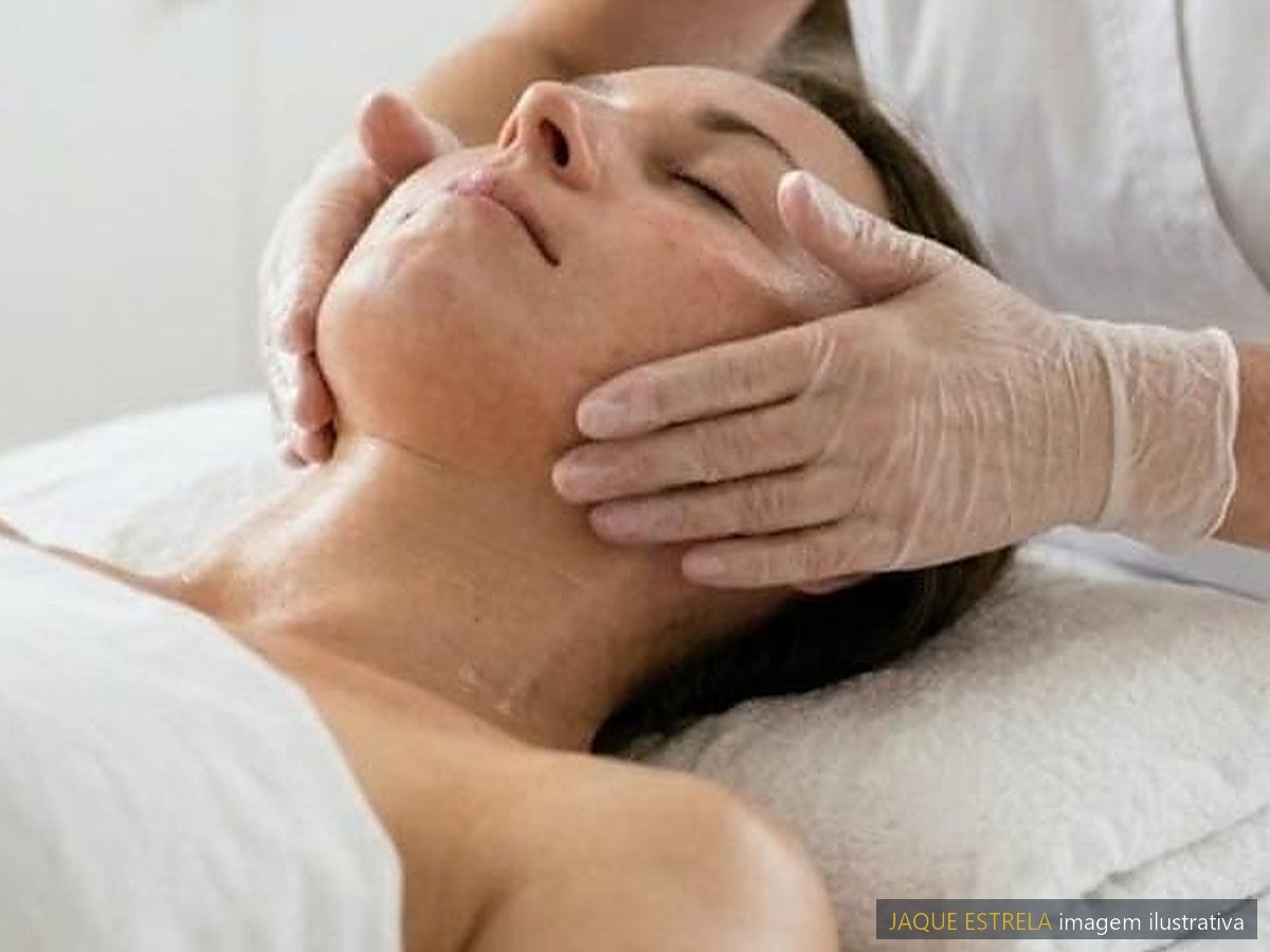 Massagem de drenagem no rosto (imagem ilustrativa)