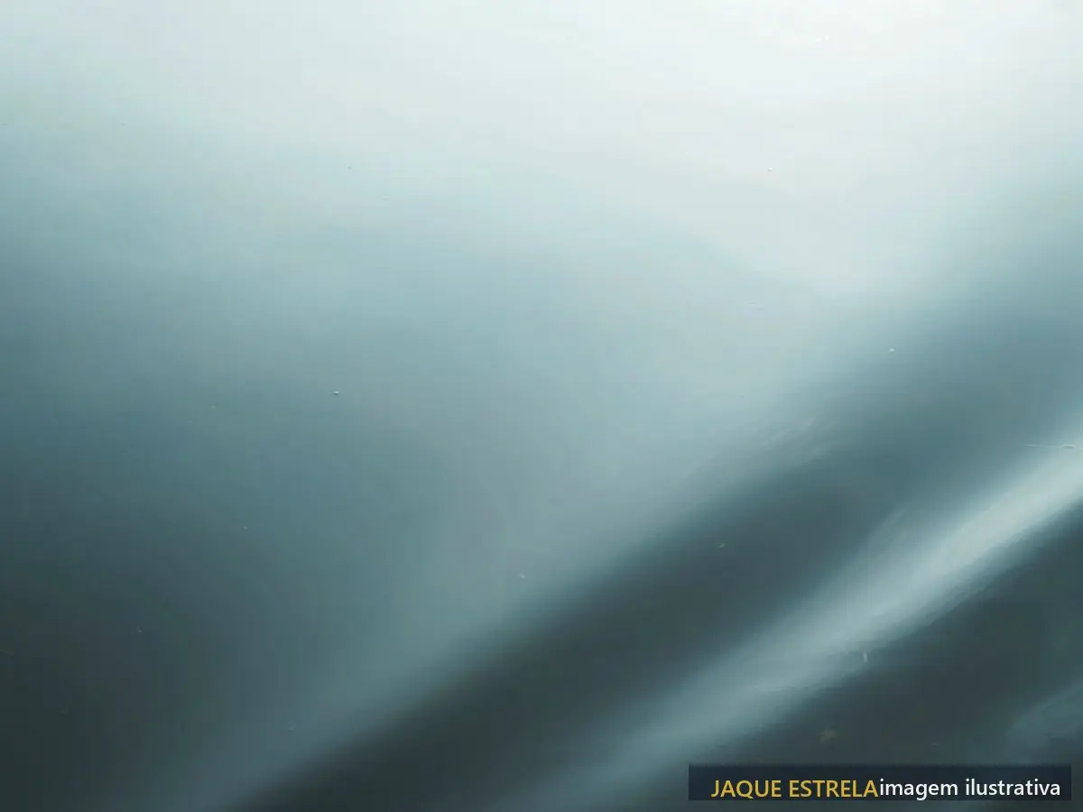 Luz suave sobre superfície azul — ambientação da Limpeza de Pele Masculina (imagem ilustrativa)
