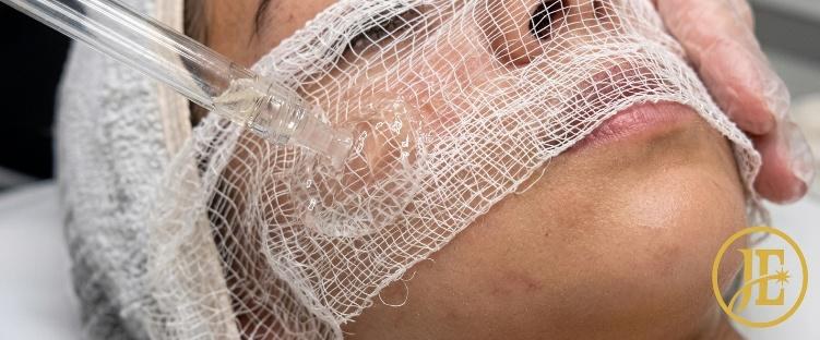 Cuidado com gaze durante a limpeza de pele