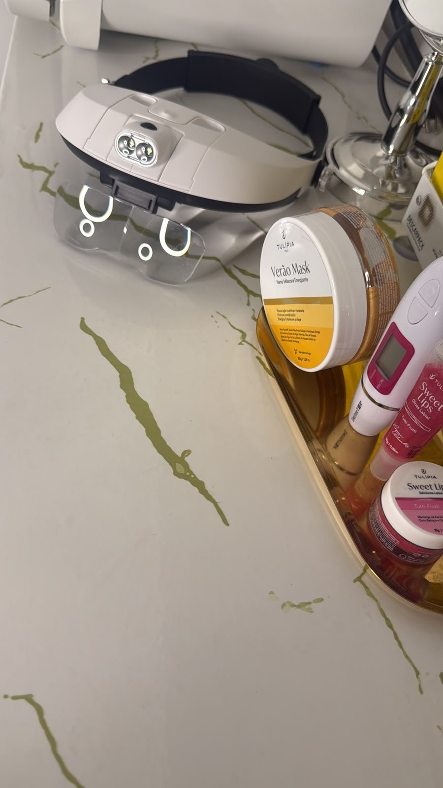 Bancada do estúdio com lupa e produtos usados no atendimento