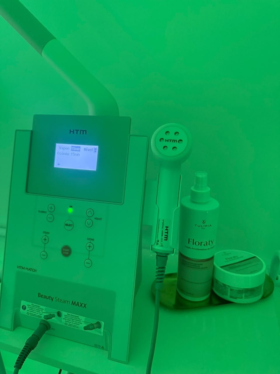 Aparelho de vapor de ozônio e alta frequência usado no estúdio