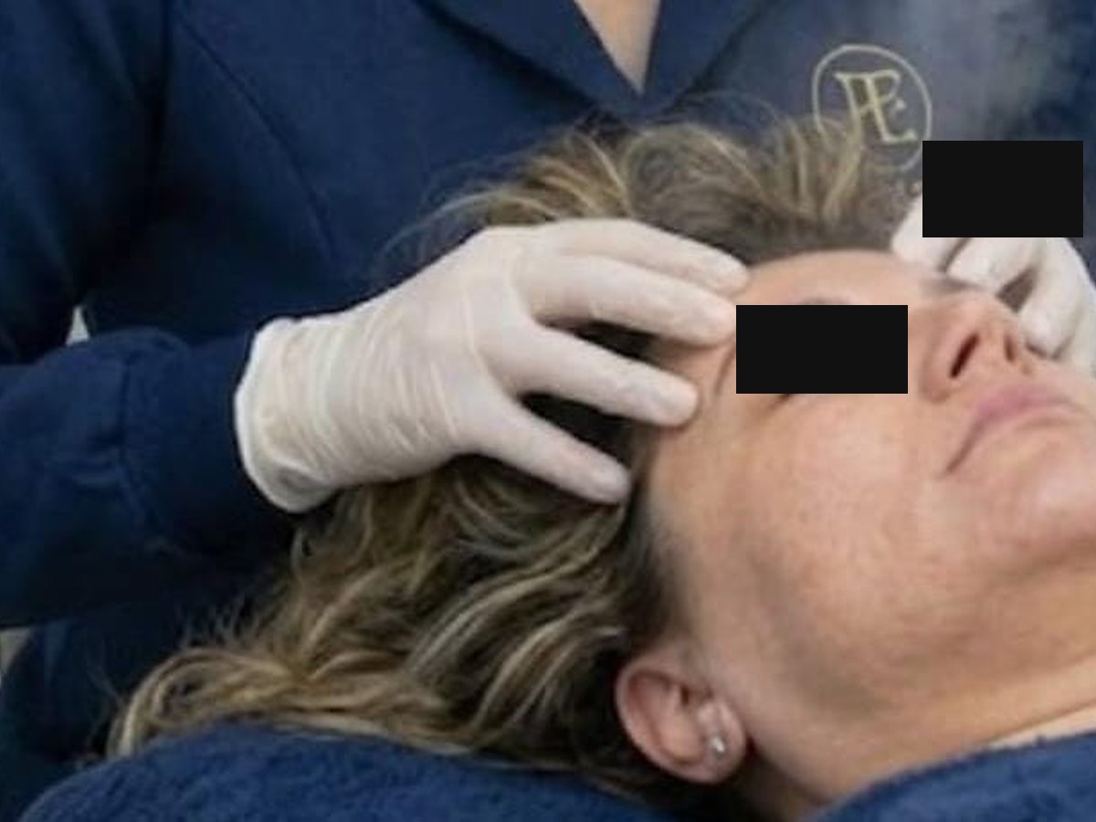 Massagem craniofacial no estúdio — cliente com tarja