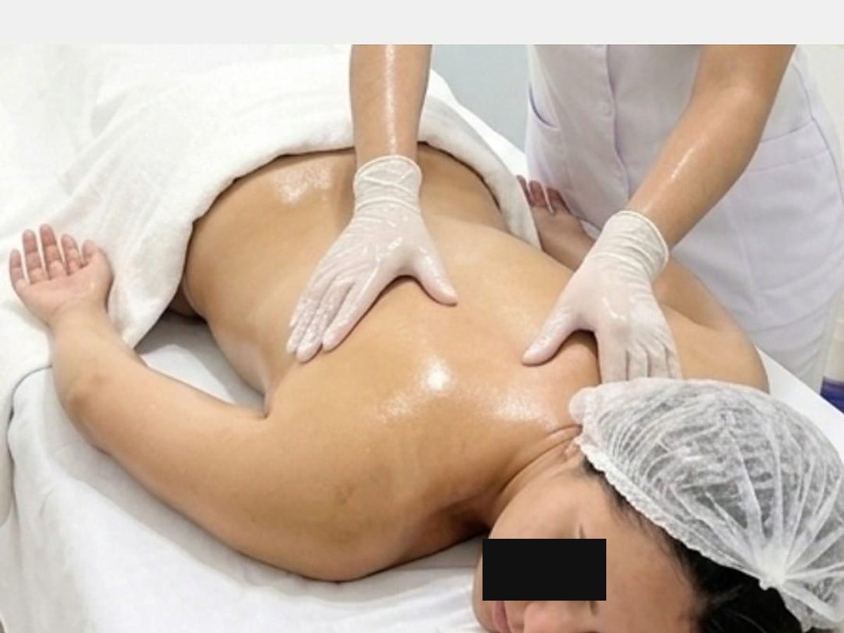 Massagem de corpo inteiro no estúdio — cliente com tarja